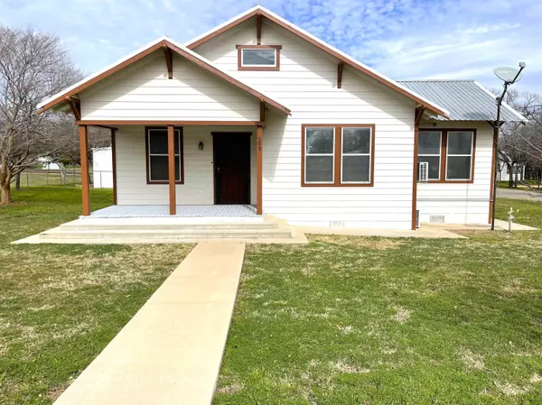 509 E Wallace, Llano, TX 78643-0000