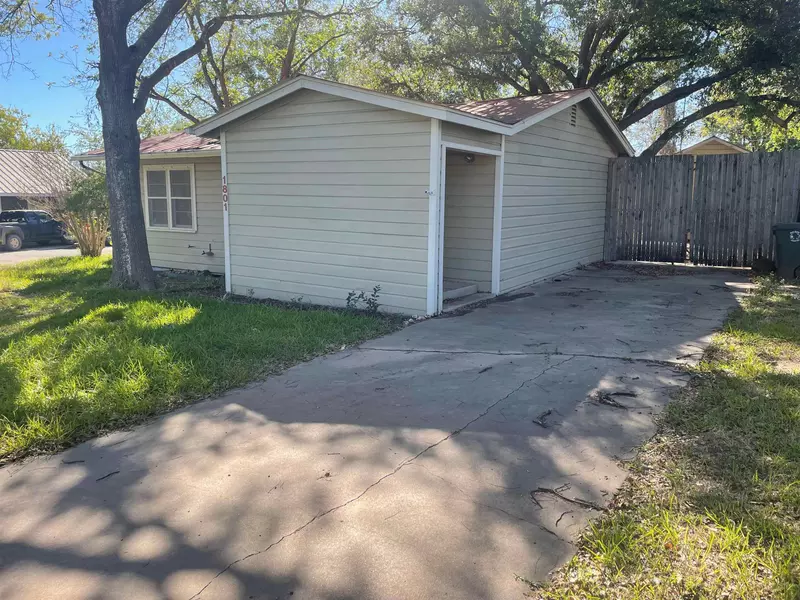 1801 W Commerce ST, San Saba, TX 76877