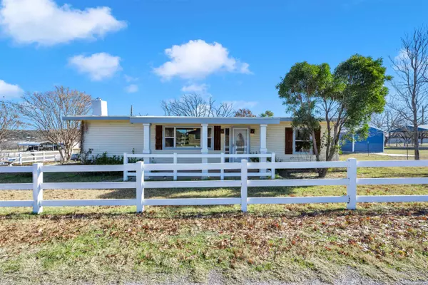 200 Lakeshore Loop, Tow, TX 78672