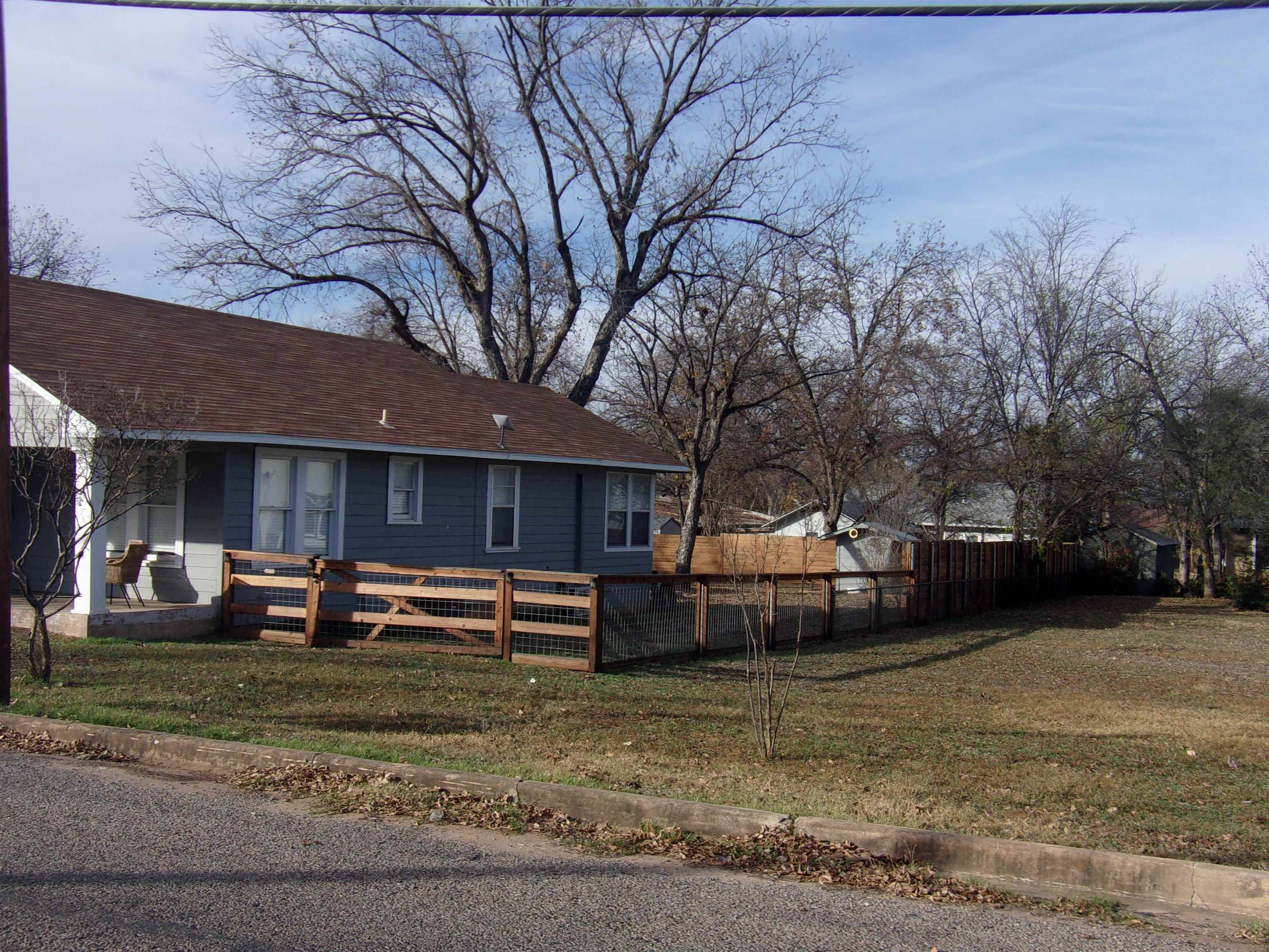 Llano, TX 78643,207 E WALLACE