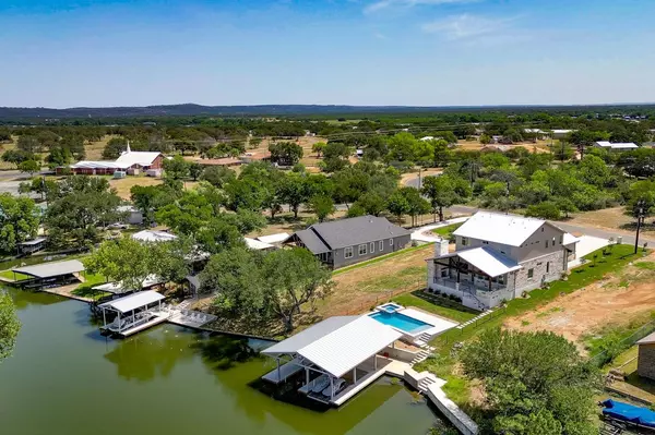 208 E Lakeshore DR, Sunrise Beach, TX 78643-0000