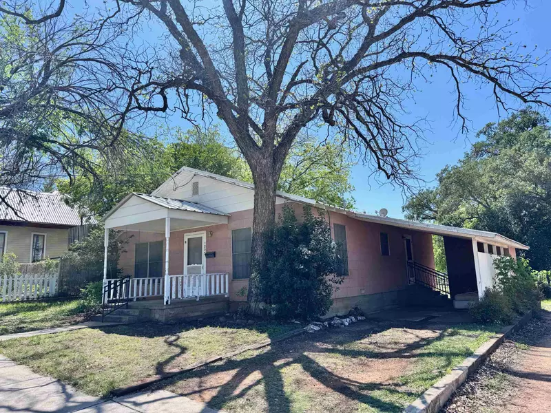 1205 Ford ST, Llano, TX 78643