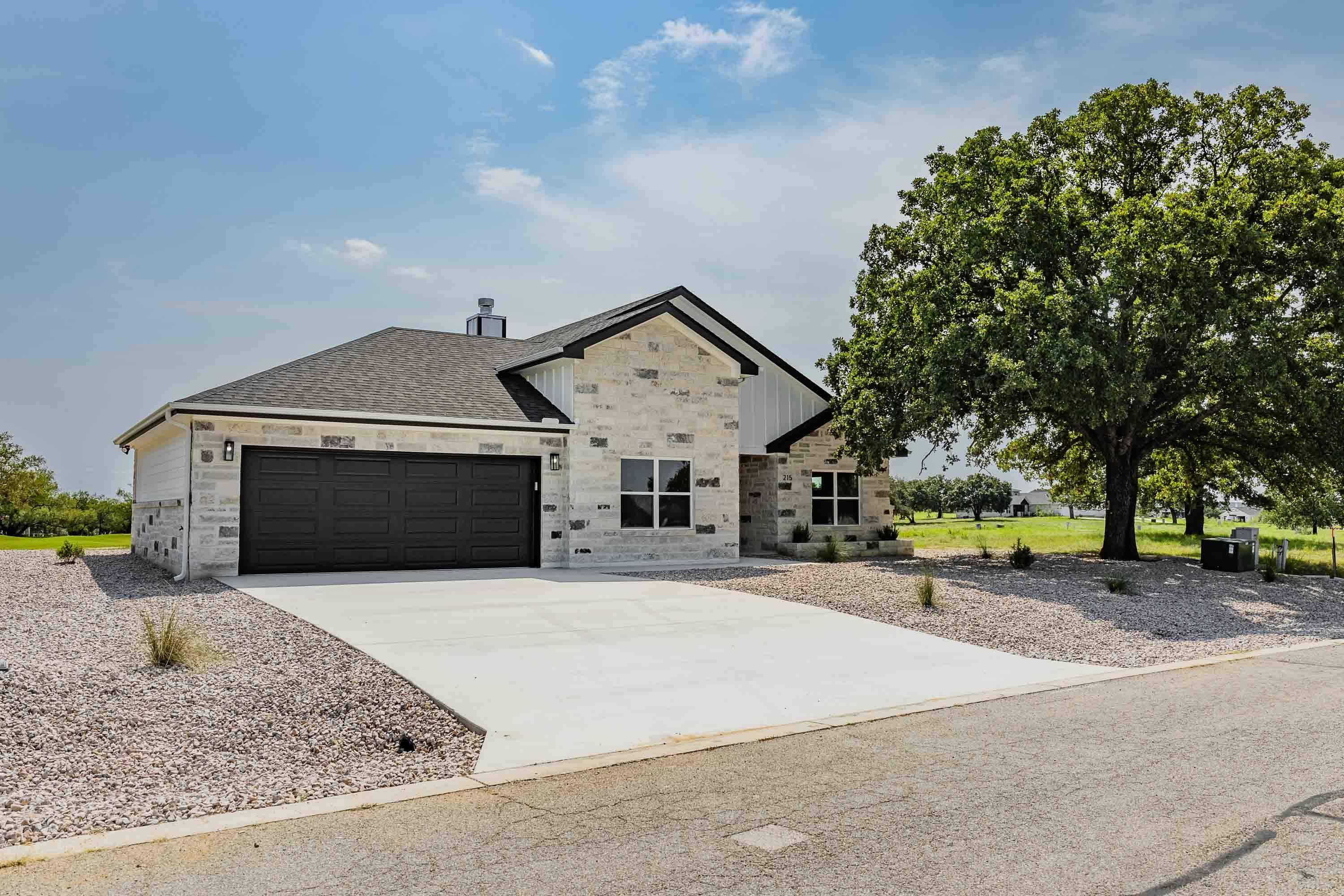 215 Oak Grove Pkwy, Kingsland, TX 78639