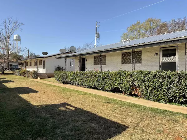 204 W Lampasas ST, Llano, TX 78643