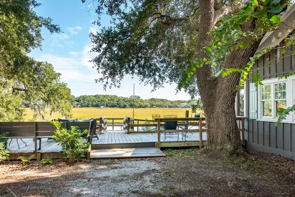 8525 Oyster Factory Rd, Edisto Island, SC 29438