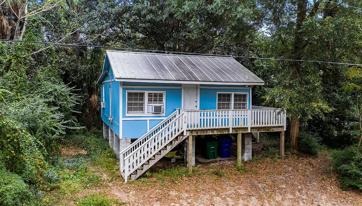 Folly Beach, SC 29439,314 E Huron Ave