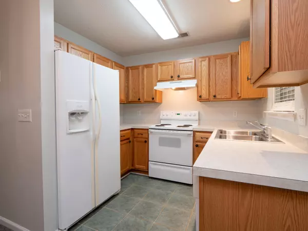 North Charleston, SC 29406,8156 Shadow Oak Dr