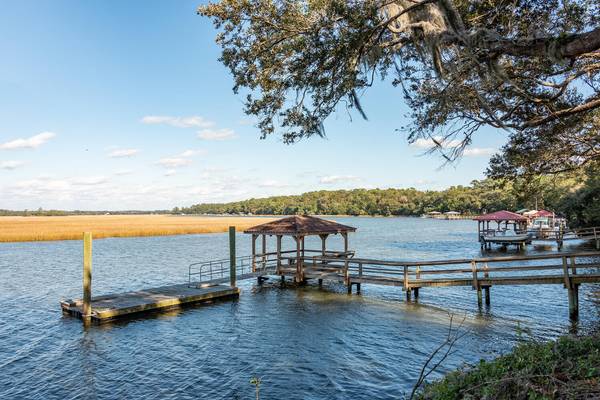 8678 Peters Point Rd, Edisto Island, SC 29438