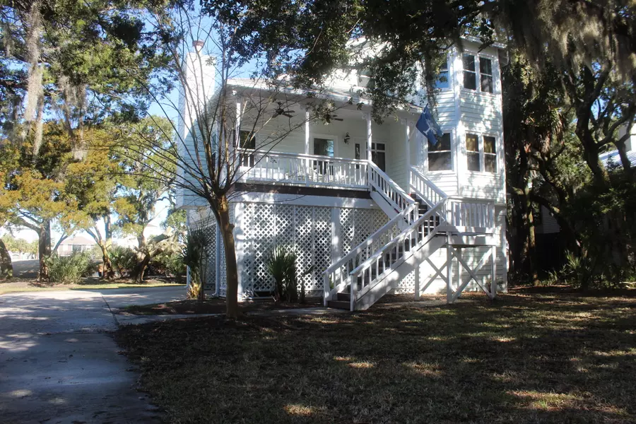 12 Battery Park Rd, Edisto Beach, SC 29438