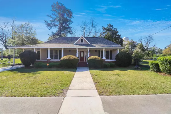 555 W Barkley St, Elloree, SC 29047