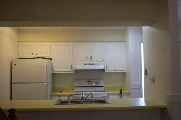 Edisto Island, SC 29438,811 Club Cottage Rd