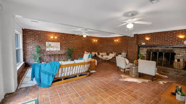 Charleston, SC 29412,825 Hale St