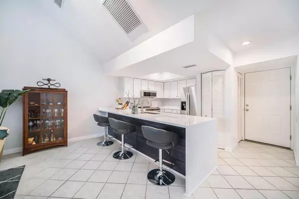 216 Little Oak Island Dr, Folly Beach, SC 29439