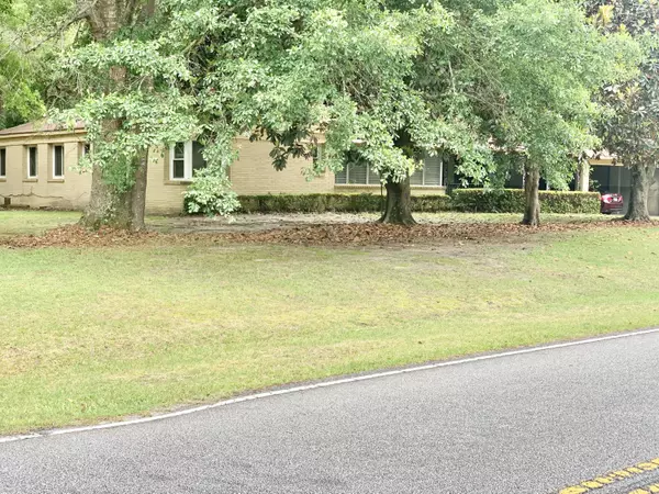 1074 Hickory St, Saint Stephen, SC 29479