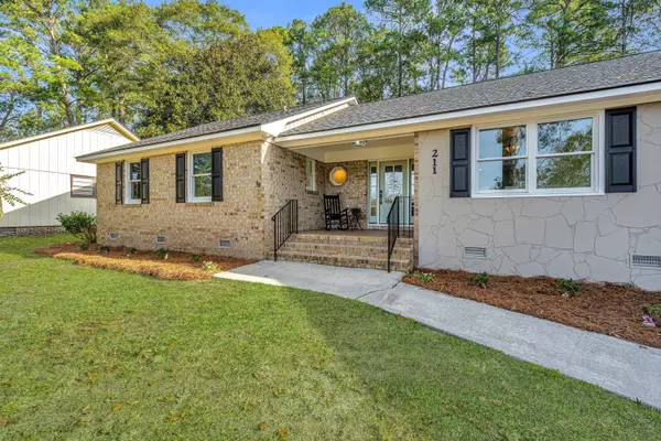 211 Shaftesbury Ln, Summerville, SC 29485