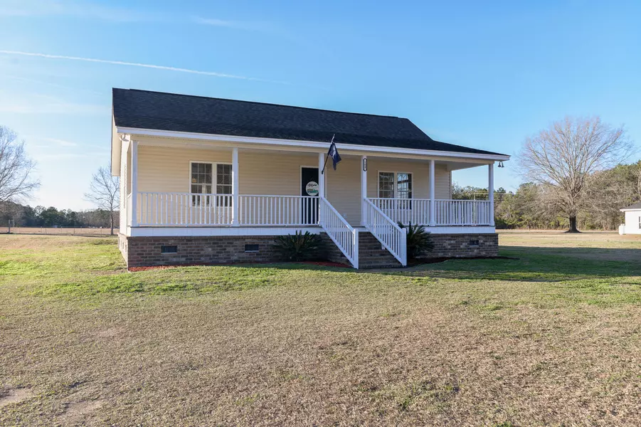 109 Woody Ln, Bonneau, SC 29431