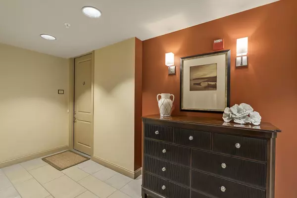 200 River Landing Dr #D201, Charleston, SC 29492