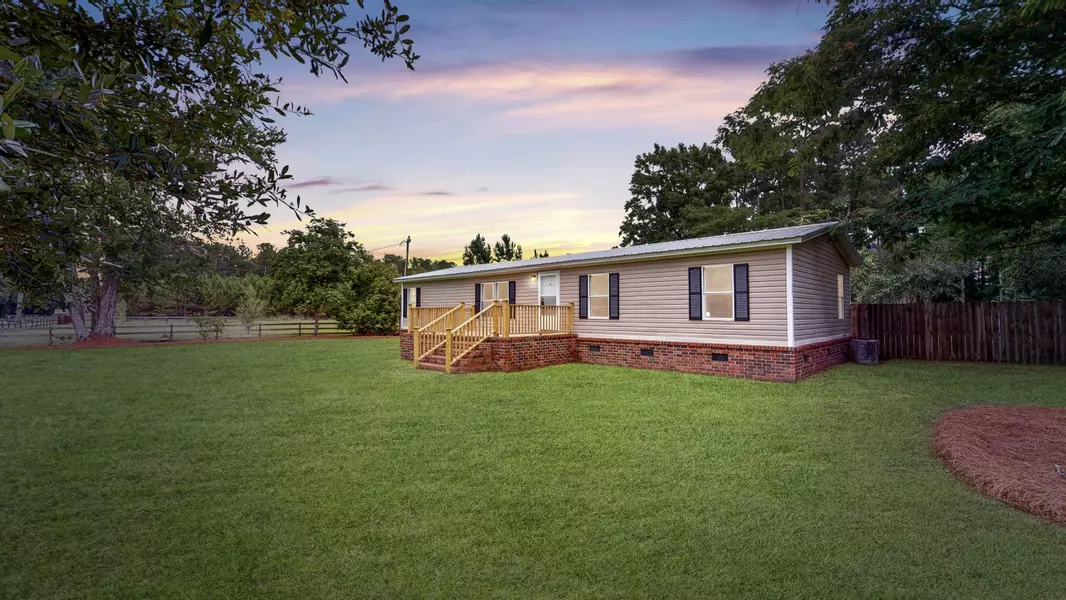 1236 Mail Route Rd, Bonneau, SC 29431