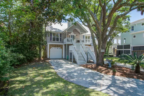 305 W Hudson Ave, Folly Beach, SC 29439