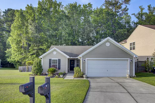 211 Goldfinch Ln, Summerville, SC 29485