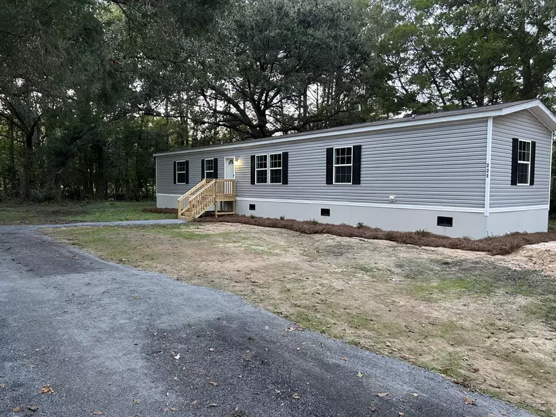 221 Sunflower Ln, Moncks Corner, SC 29461