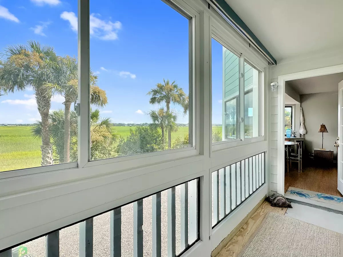 Folly Beach, SC 29439,124 W Mariners Cay Dr