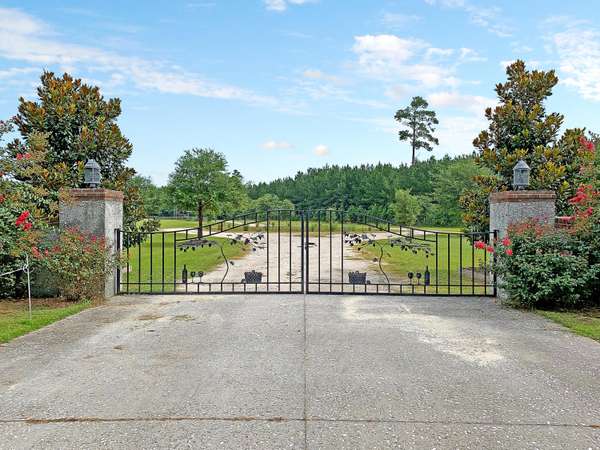 7826 Sniders Hwy, Walterboro, SC 29488
