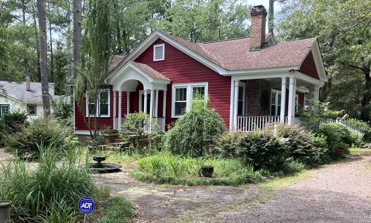 Summerville, SC 29483,924 S Main St