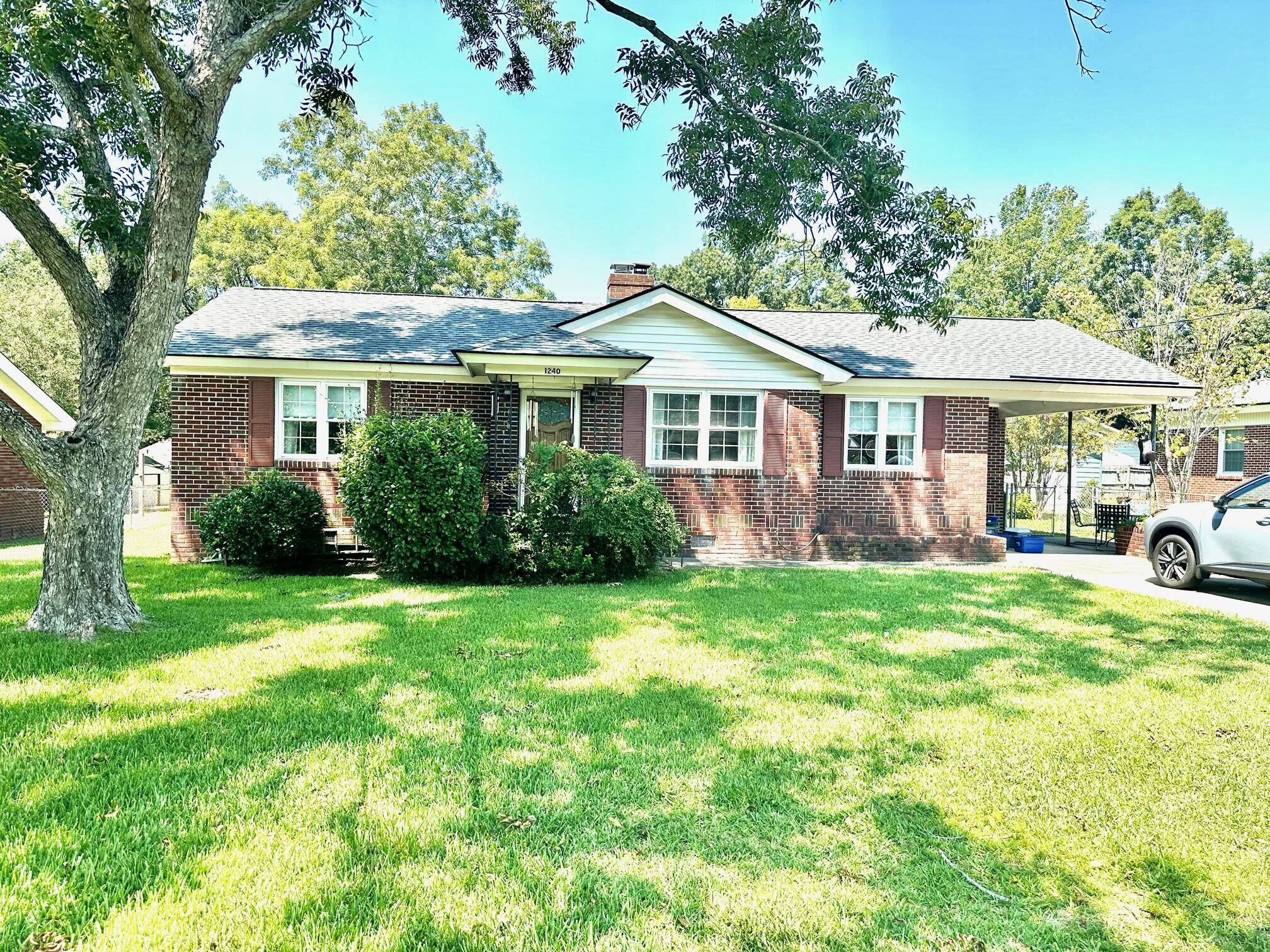 1240 Fort Dr, Hanahan, SC 29410