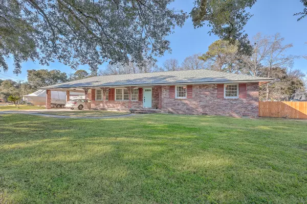 2402 Two Oaks Dr, Charleston, SC 29414