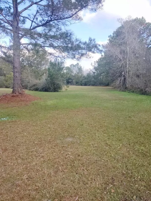 82 Retreat Dr, Green Pond, SC 29446