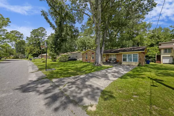 112 E Walnut Cir, Summerville, SC 29485