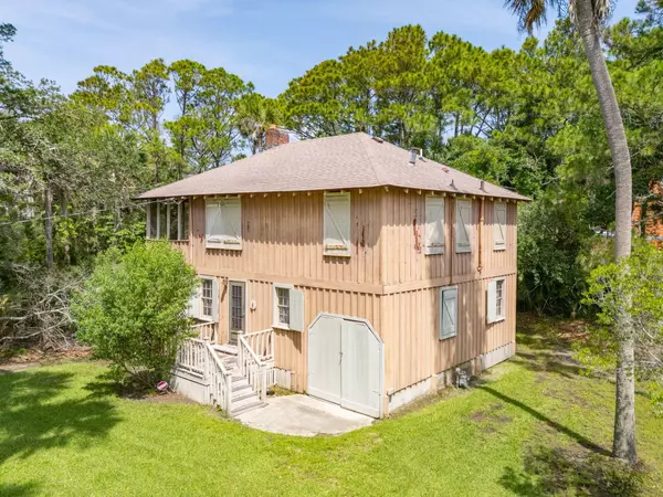 712 W Ashley Ave, Folly Beach, SC 29439