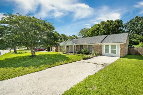 202 Longleaf Rd, Summerville, SC 29486