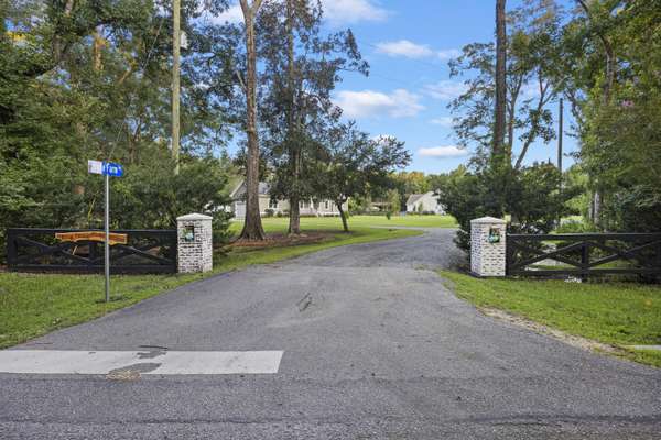 9 Hyde Farm Rd,  Ravenel,  SC 29470