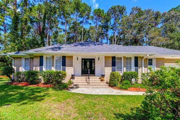 209 Sweetbriar Rd,  Summerville,  SC 29485