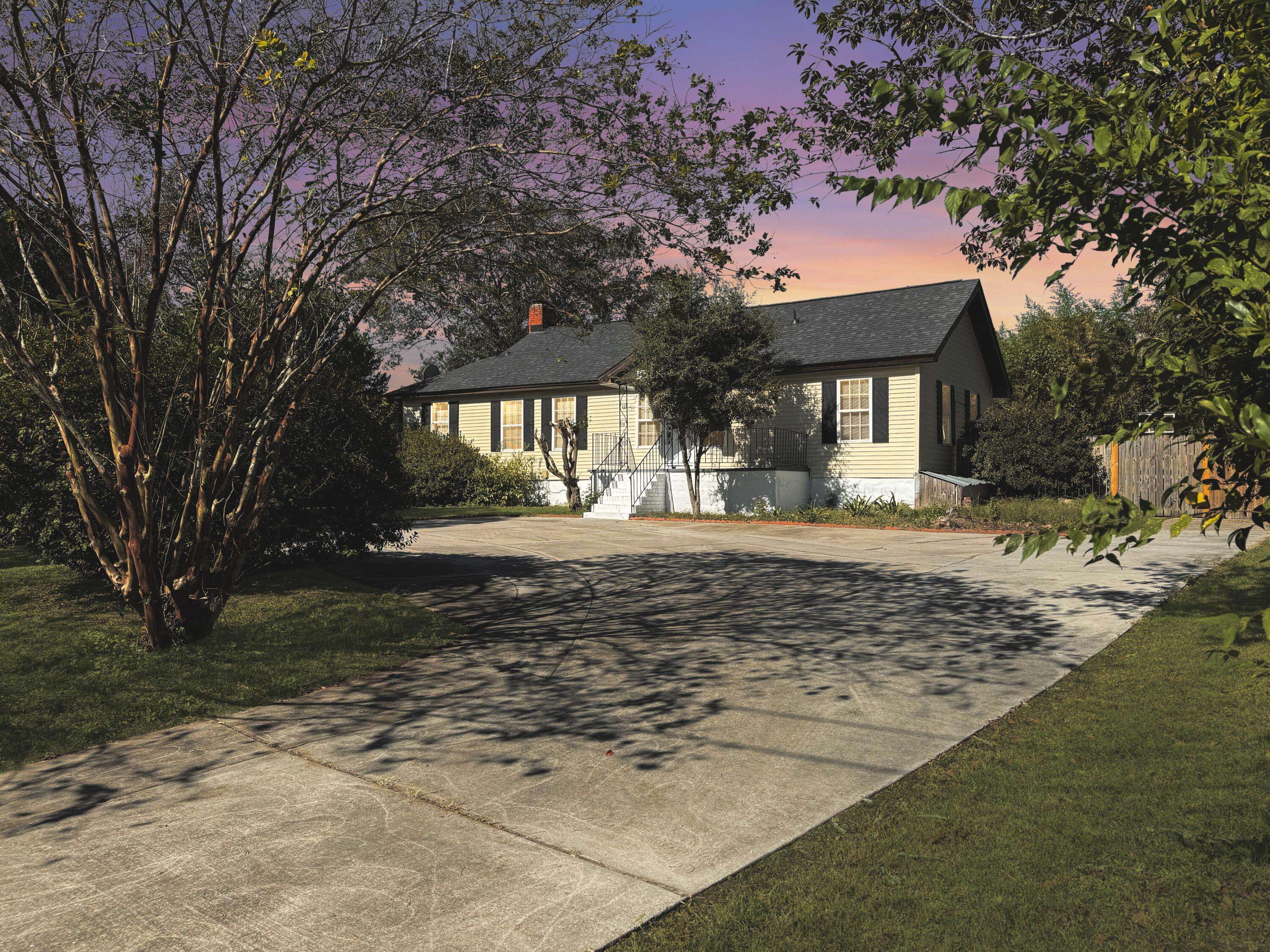 1914 Aichele Dr, Charleston, SC 29406