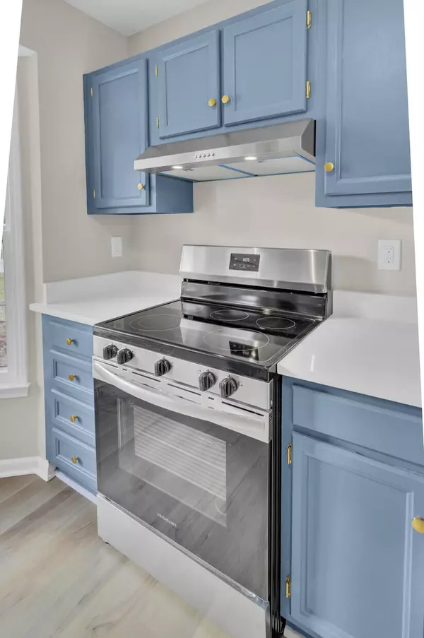 Summerville, SC 29485,307 Salterton St