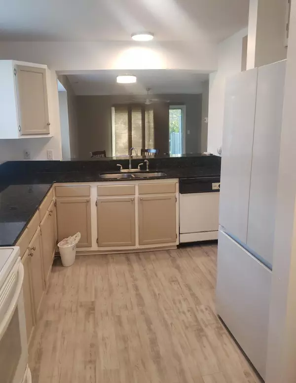 North Charleston, SC 29406,8471 Yadkin Cir #E