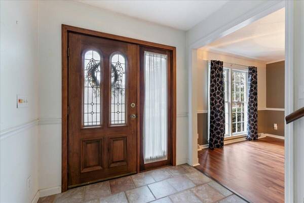 220 Runnymede Ln Summerville, SC 29485