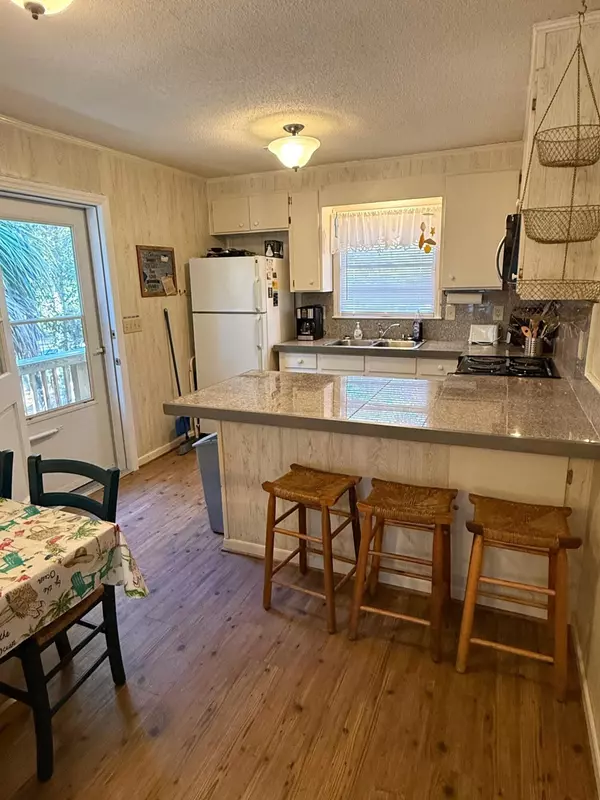 Edisto Island, SC 29438,506 Jungle Rd