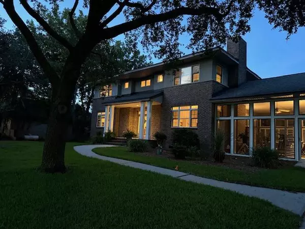 Mount Pleasant, SC 29464,652 E Hobcaw Dr