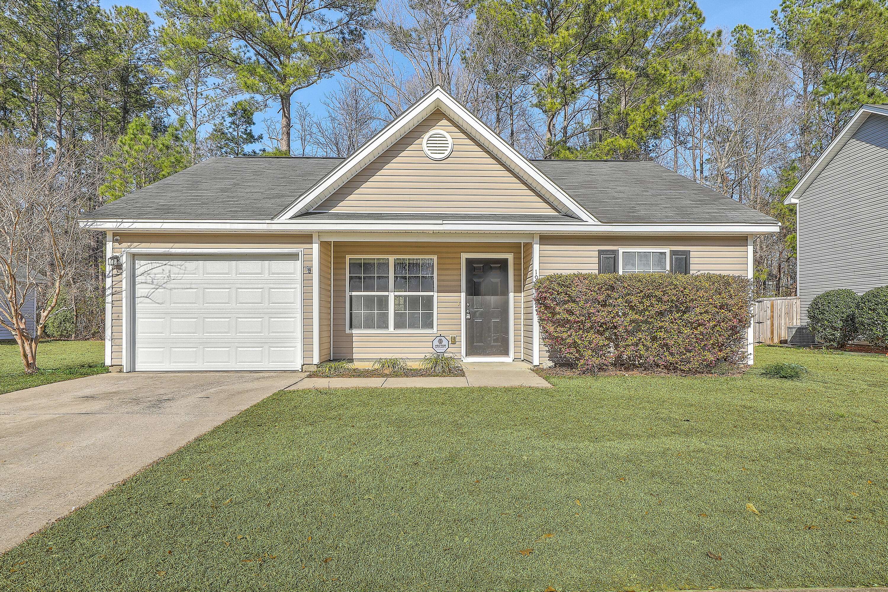 191 Blackstone Dr, Moncks Corner, SC 29461