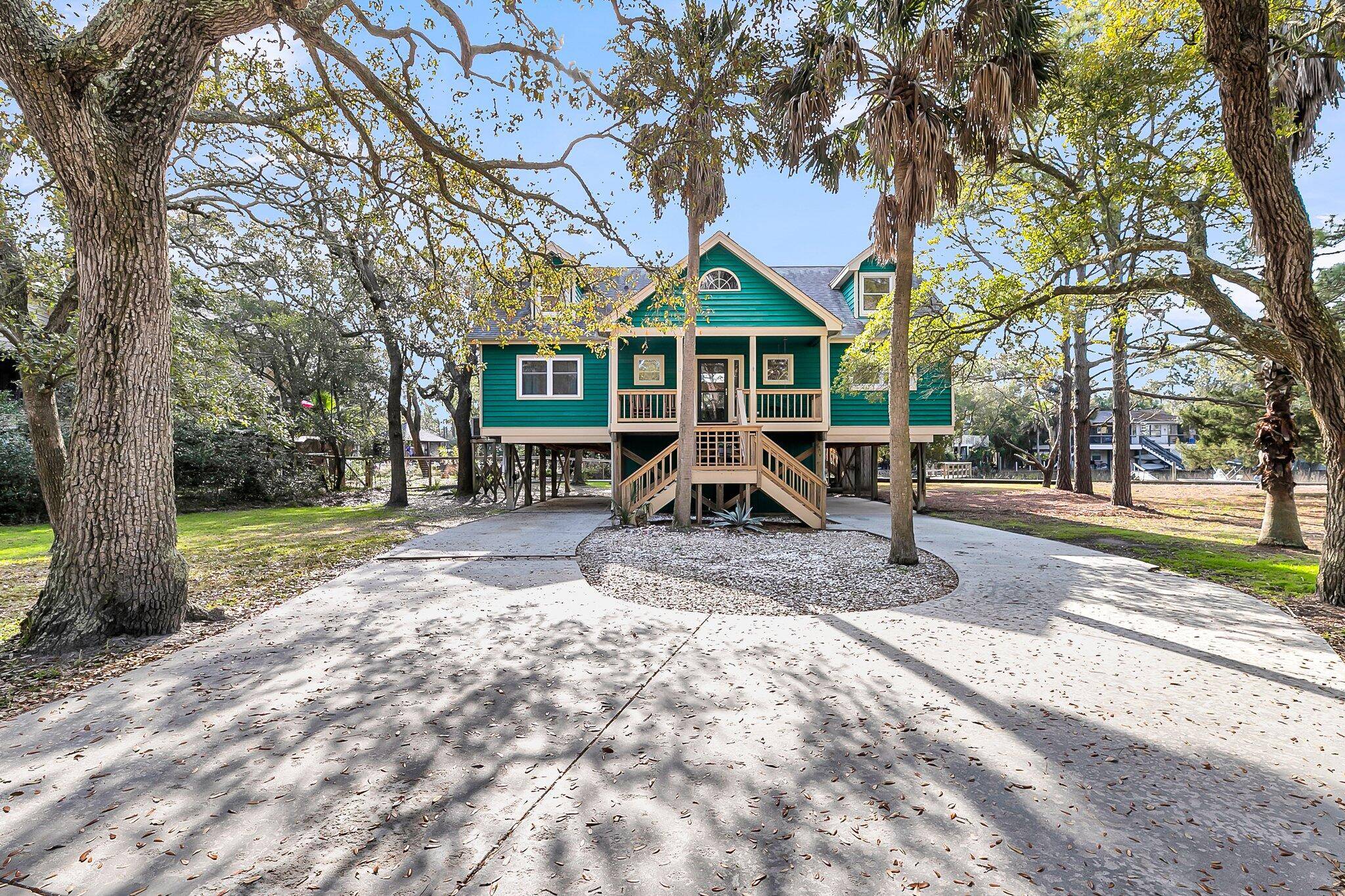 1009 Seacrest Ln, Folly Beach, SC 29439