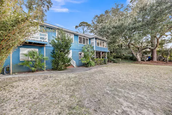 Folly Beach, SC 29439,702 E Erie Ave