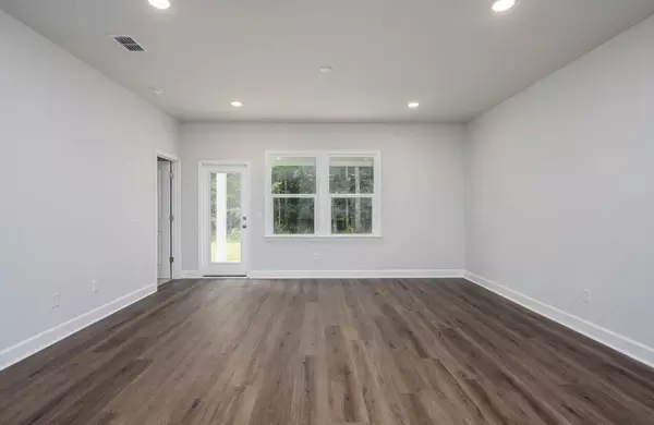 Huger, SC 29450,135 Royal Cainhoy Way