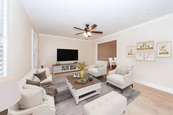 Summerville, SC 29485,208 Woodland Dr