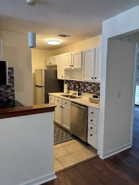 North Charleston, SC 29418,7945 Edgebrook Cir #B