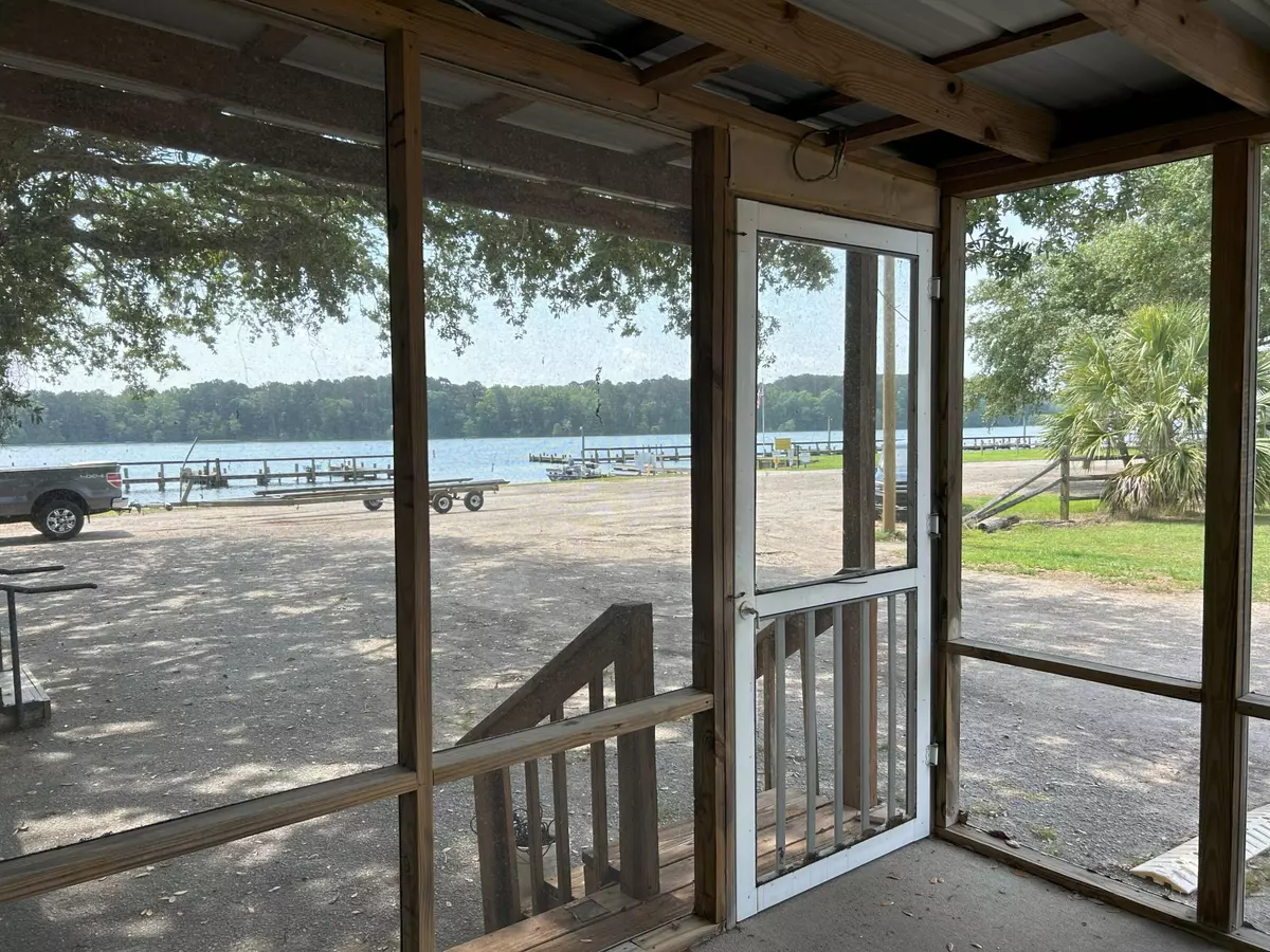 Summerton, SC 29148,1062 Golf Cart Ln