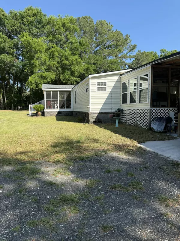 Wadmalaw Island, SC 29487,1532 Fox Pond Ln